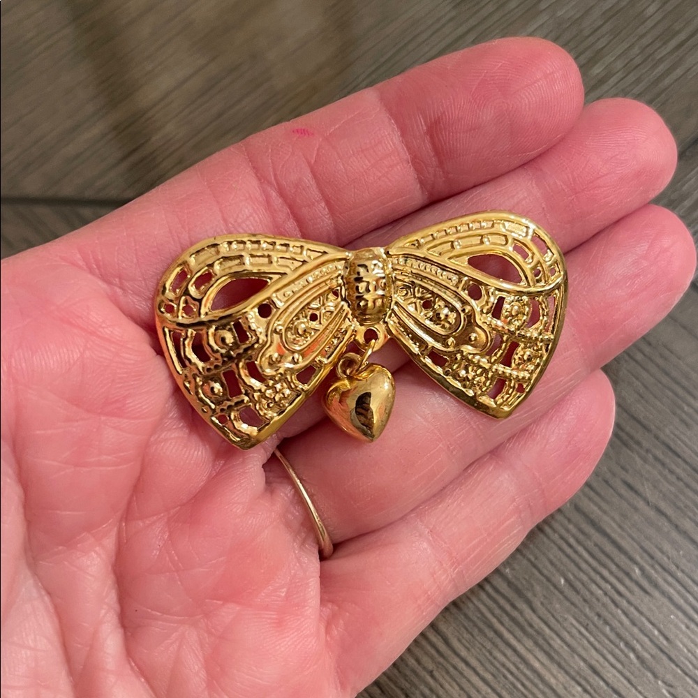Vintage Carrington Jewelers Filigree 'Heart & Bow Pin' Dangle Brooch Gold-tone - Picture 6 of 16